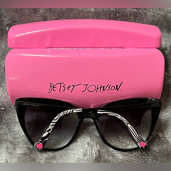 Betsey Johnson A La Mode Black Sunglasses - Picture 3 of 5